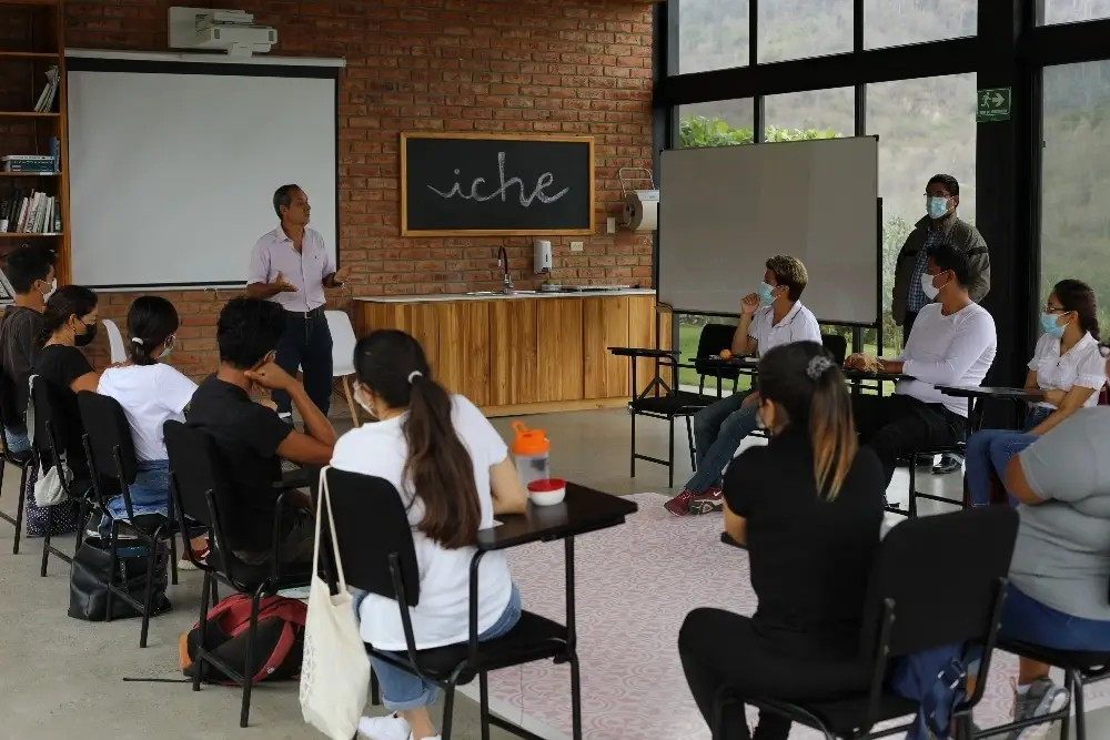 Profesor dictando un curso en Iche