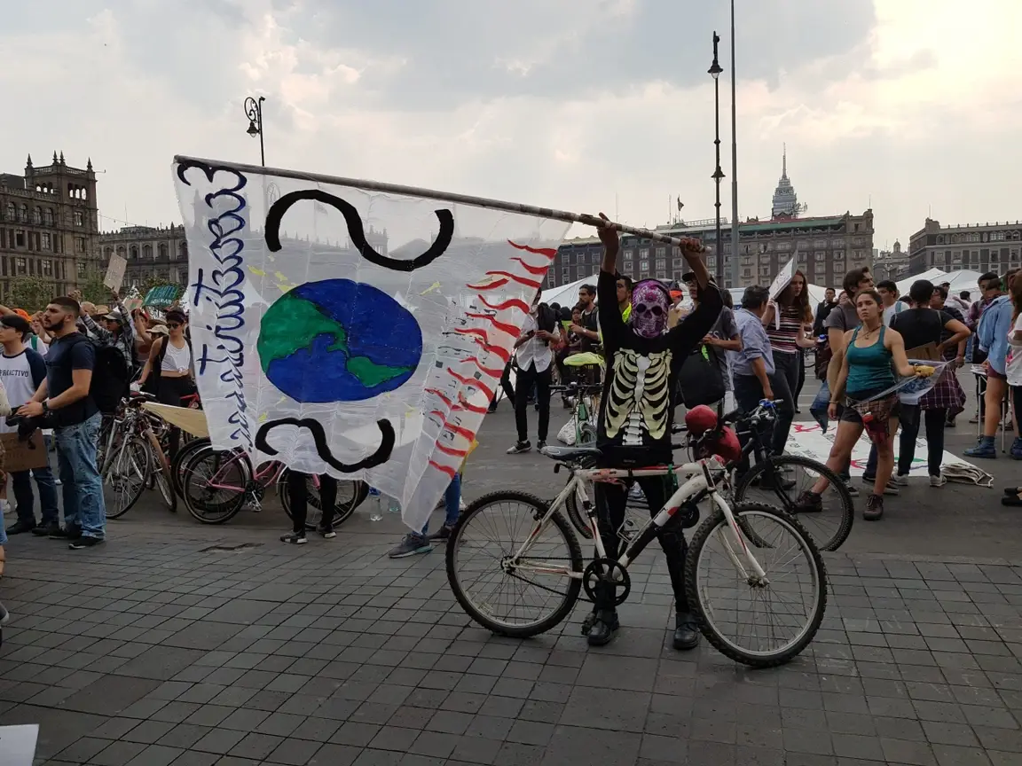 Protesta de jóvenes contra el cambio climático en el marco del movimiento global Viernes por el Futuro (Fridays for Future), en México, año 2019.