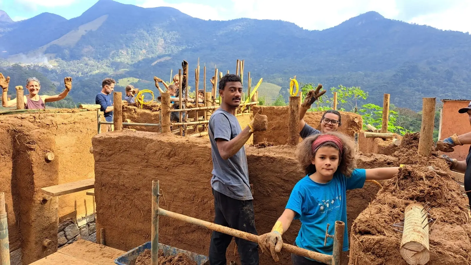 Voluntariado em Projeto de Bioconstrução: Paredes do Cob