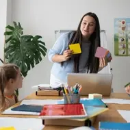 Una profesora enseña a niñas y niños en un club de tareas