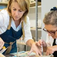 Dos mujeres trabajando con cerámica