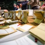 Personas trabajando en clasificar y organizar un banco de semillas en Madrid