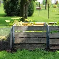 Descubra como implementar um sistema de compostagem sustentável que reduz desperdícios, gera adubo natural e fortalece laços comunitários.