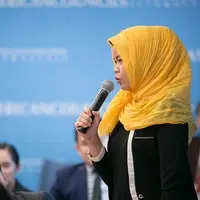 In a vivid yellow headscarf, a young female leader from the YSEALI region presents to her cohort while on a professional fellowship in the USA