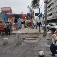 La Plaza de la Soledad se ha convertido un campamento para las familias que esperan trámites de regulación o refugio. En ella viven decenas de niñas y niños que, al igual que sus padres, esperan por una resolución de su futuro.