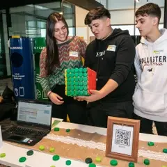 jóvenes emprendedores mostrando sus productos