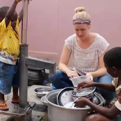 Learning to wash dishes the local way