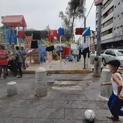 La Plaza de la Soledad se ha convertido un campamento para las familias que esperan trámites de regulación o refugio. En ella viven decenas de niñas y niños que, al igual que sus padres, esperan por una resolución de su futuro.