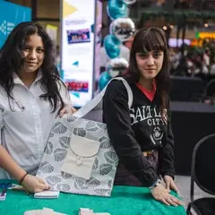 jóvenes emprendedores mostrando sus productos