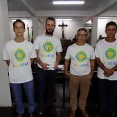 4 pessoas com a camisa do idealist