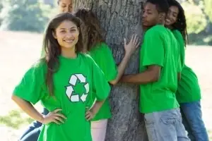 Voluntarios abrazando un árbol