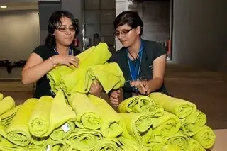 Dos mujeres preparando unas cobijas