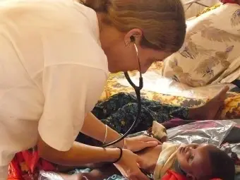 doctora atendiendo a un bebé