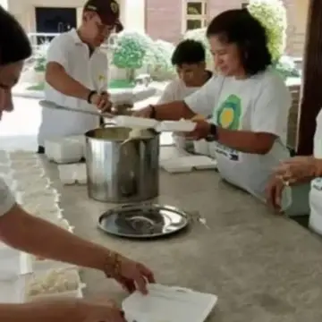 Um grupo de Idealistas trabalha junto em um projeto na cozinha.