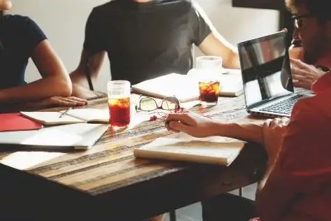 Personas trabajando en grupo