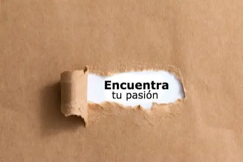Un papel rasgado mostrando la frase Encuentra tu pasión