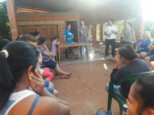 vecinos participando en conversaciones sobre los avances de la comunidad.