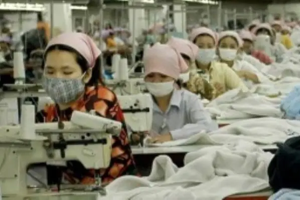 Mujeres trabajando en maquila textil