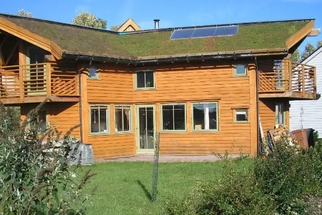 Una casa de madera en medio de un jardín