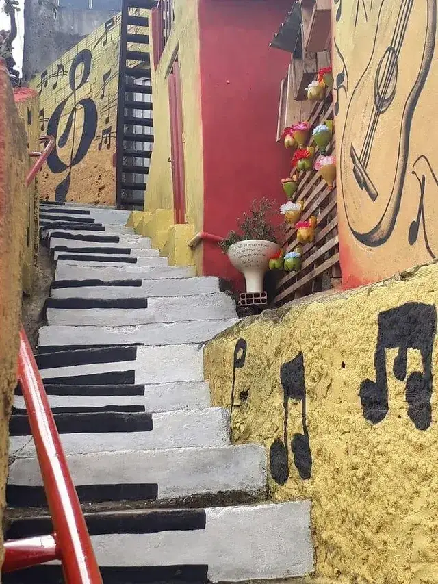 Escadaria com ilustrações de teclas de piano e notas de música.