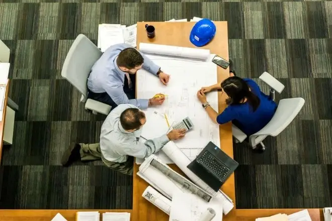 Personas trabajando en oficina