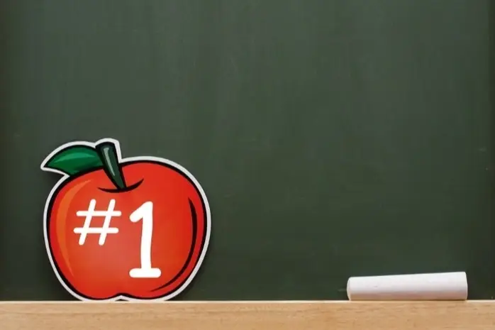 Una manzana con un #1 con una pizarra de fondo