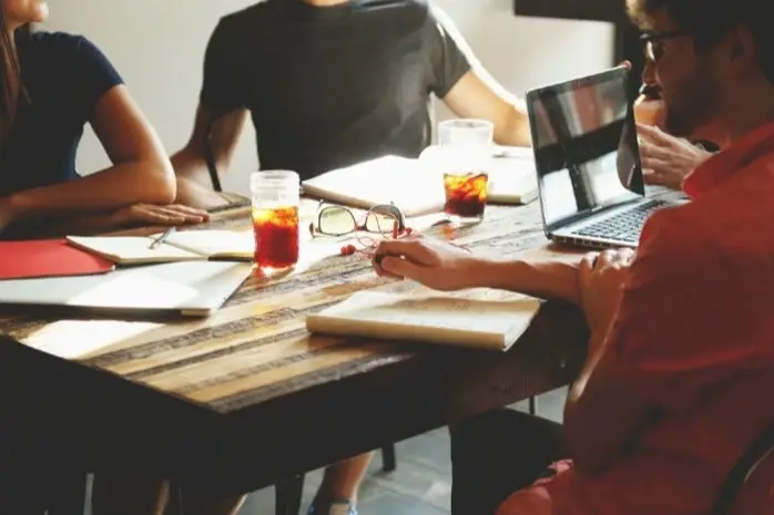 Personas trabajando en grupo