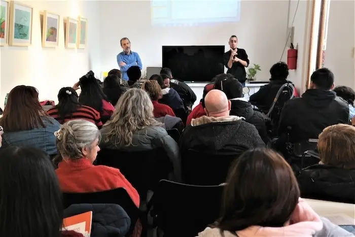 Sala con personas en una charla