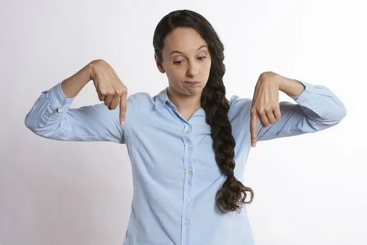 Mujer haciendo gesto de desconfianza