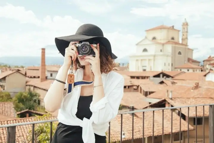 Mujer turista tomando fotos en un pueblo