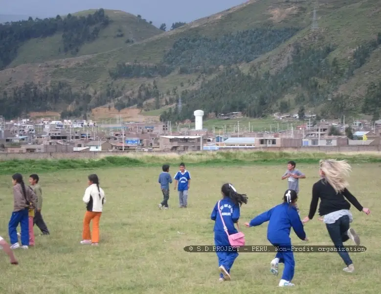 Volunteering in sports and physical education with children in Andean communities