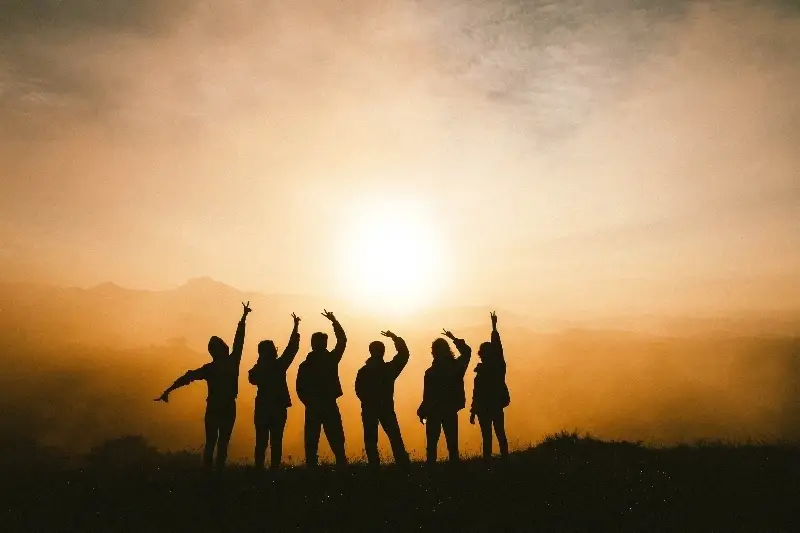 6 personas en un atardecer en la naturaleza