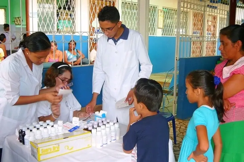 Personas atendiendo en un centro de salud