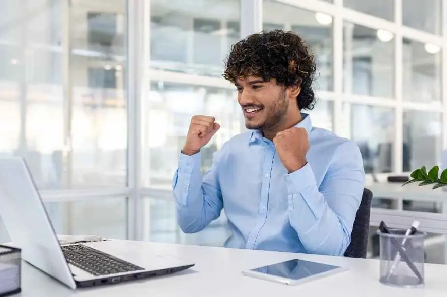 Joven celebra una victoria en el trabajo