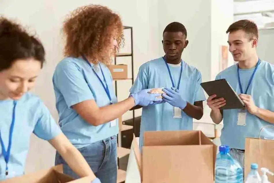 Jovens fazendo voluntariado.