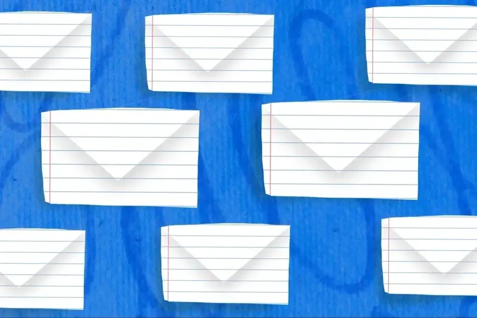 Imagem de várias figuras de envelopes feitos a partir de folhas de caderno de brochura com um fundo azul.