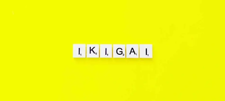 Palabra ikigai formada con piezas de Scrabble.