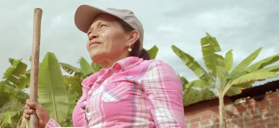 campesina con camisa rosa