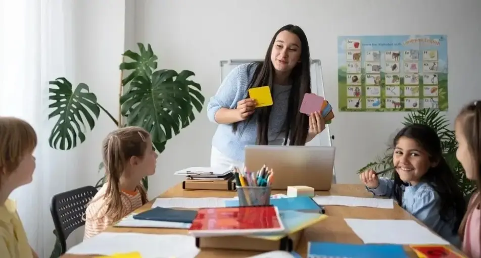 Una profesora enseña a niñas y niños en un club de tareas