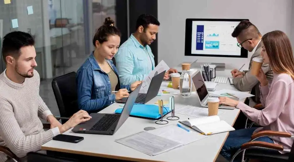 Personas trabajando en una oficina.