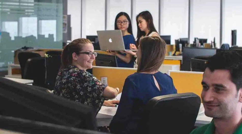 Personas en un lugar de trabajo