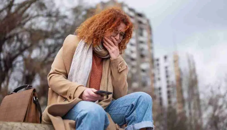 Una mujer pensando preocupada