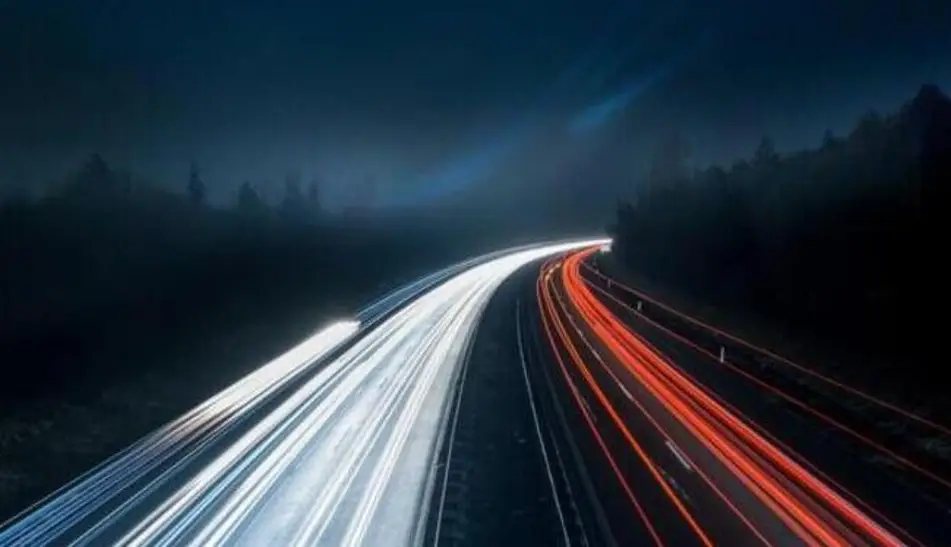 Foto de una autopista de alta velocidad