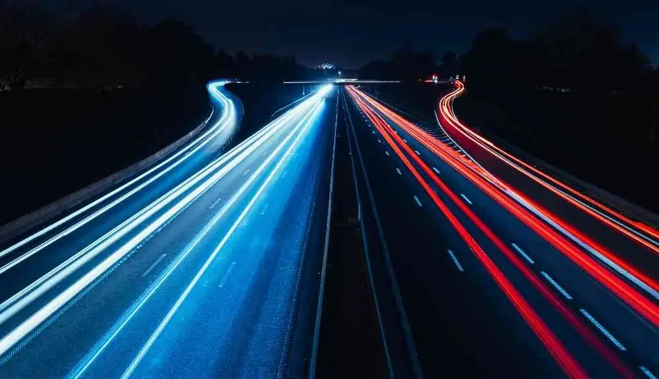 Foto de una autopista de alta velocidad.