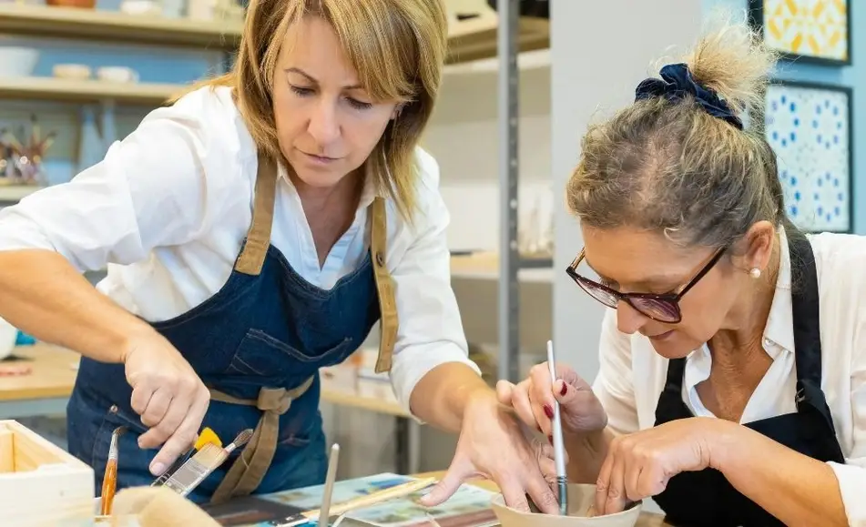 Dos mujeres trabajando con cerámica