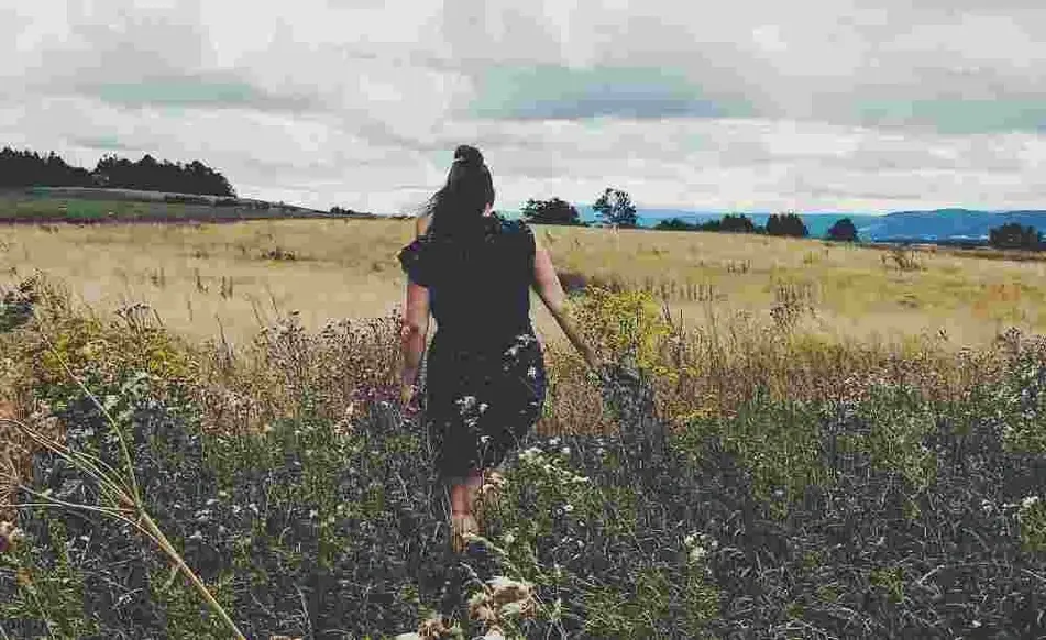 Chica corriendo por el campo