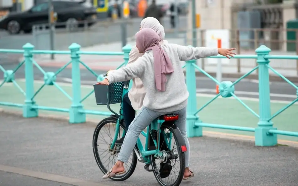 Dos mujeres portando hijab sobre bicicleta