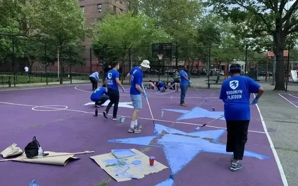 La Yale Nonprofit Alliance pinta estrellas gigantes en un parque público.