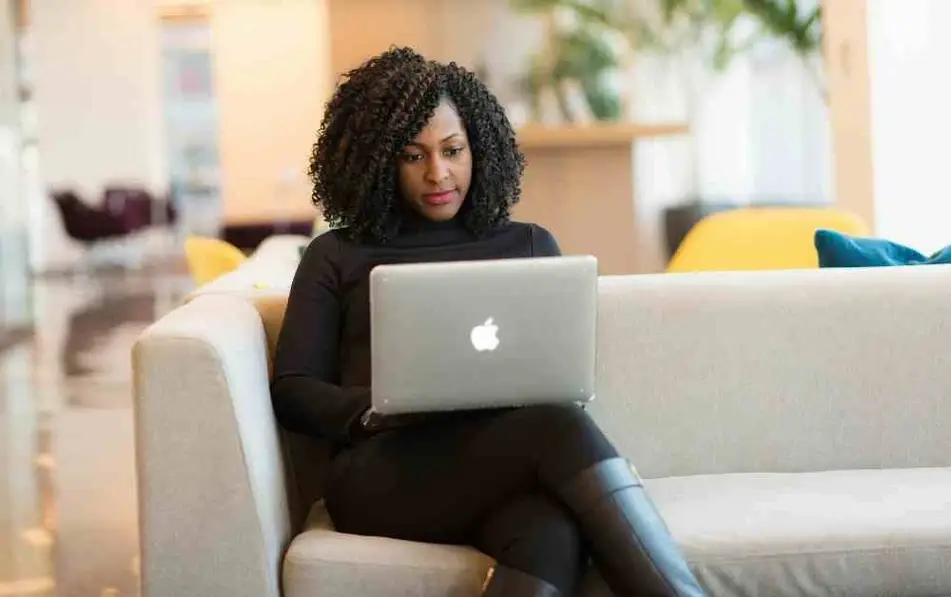 Mujer sentada usando una laptop.