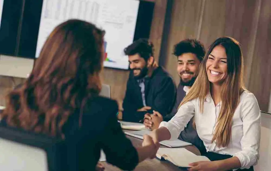 Tres personas en una entrevista laboral